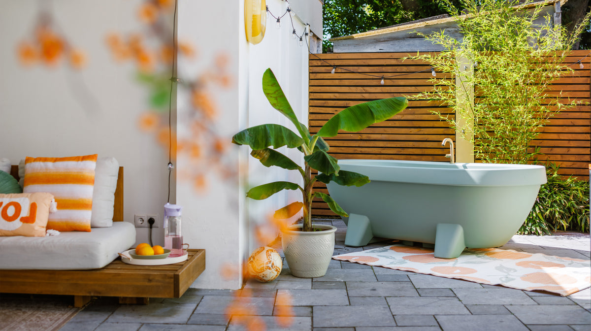 Lime Green Gardentub met kraan op een sfeervol ingericht terras.
