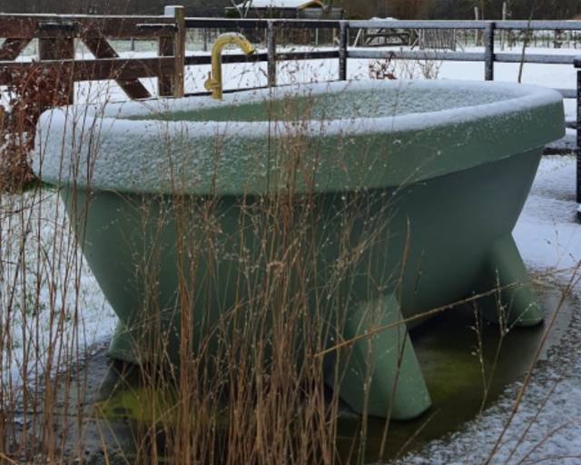 Olive Green Gardentub met gouden kraan in een besneeuwde tuin.